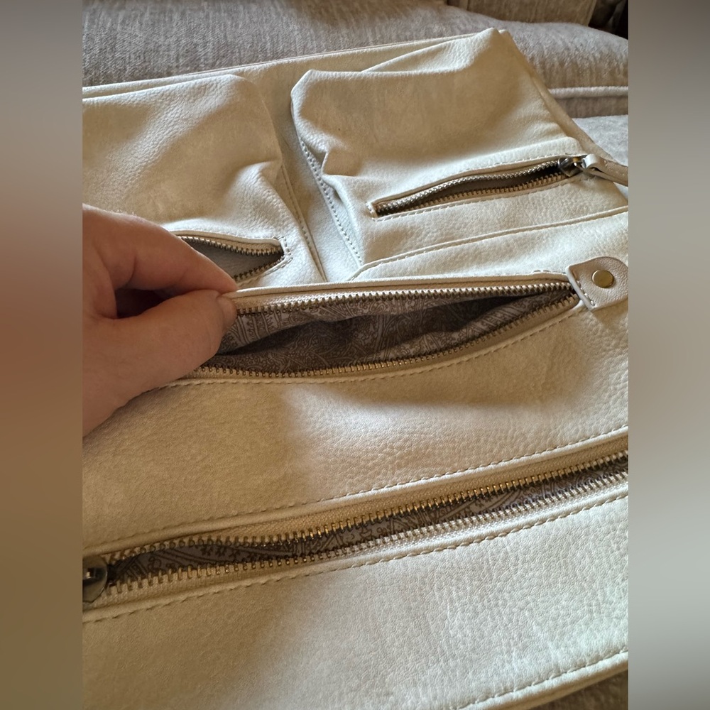 Shiraleah Cream Vegan Leather Shoulder Bag with Practical Design - Picture 5 of 12